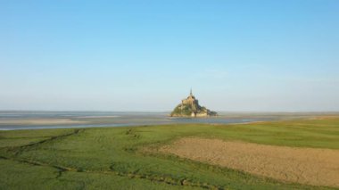 Baharda, güneşli bir günde Fransa 'da, Fransa' da, Fransa 'da, Manche' de Mont Saint Michel 'e bakan yemyeşil kırsal bölge.