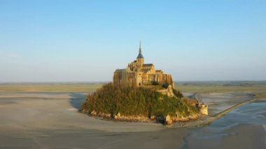 Mont Saint Michel, gün batımında Avrupa, Fransa, Normandiya, Manche 'de güneşli bir günde.