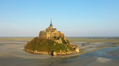 Mont Saint Michel, baharda, güneşli bir günde Avrupa, Fransa, Normandiya kırsalına bakıyor..
