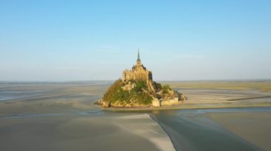 Normandiya kırsalında, güneşli bir günde Avrupa, Fransa, Fransa, Normandiya, Manche 'deki Mont Saint Michel' de.