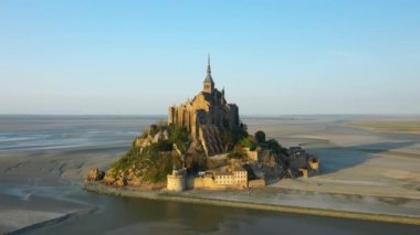 Mont Saint Michel, Avrupa, Fransa, Normandiya, Manche 'de yükselen gelgitle güneşli bir günde.