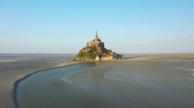 Mont Saint Michel Avrupa 'da, Fransa' da, Normandiya 'da, Manche' de, baharda, güneşli bir günde.