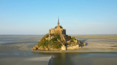 Nehir, güneşli bir günde Avrupa, Fransa, Normandiya, Manche 'de Mont Saint Michel ile sınır komşusudur..