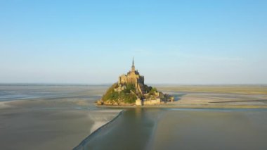 Mont Saint Michel, güneşli bir günde Avrupa, Fransa, Normandiya, Manche 'ye bakıyor..