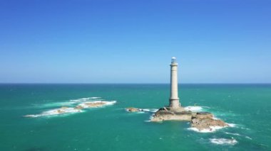 Cap de la Hague Deniz fenerinin etrafındaki kayalar Avrupa, Fransa, Normandiya, Manche 'de güneşli bir günde.