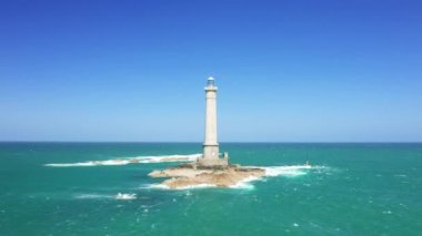 Cap de la Hague deniz feneri Avrupa, Fransa, Normandiya, Manche 'de Kanal Denizi' nin ortasında güneşli bir günde.