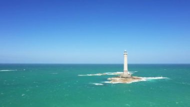 Kanal Denizi, güneşli bir baharda Avrupa, Fransa, Normandiya, Manche 'deki Cap de la Hague Deniz feneriyle sınırdır..