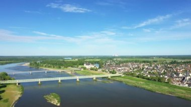 Loire ve Sully sur Loire şehri Avrupa 'da, Fransa' da, Merkez Bölgede, Loiret 'de, yazın güneşli bir günde.