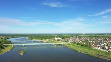 Loire in Sully sur Loire Avrupa 'da, Fransa' da, Merkez Bölgede, Loiret 'de, yazın, güneşli bir günde.