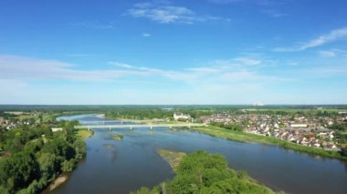 Loire 'ın rotası, Avrupa' daki Sully sur Loire 'da, Fransa' da, Orta Bölgede, Loiret 'te, yazın, güneşli bir günde.