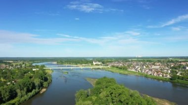 Sully sur Loire çevresindeki kırsal bölge Avrupa 'da, Fransa' da, Merkez Bölgede, Loiret 'de, yazın, güneşli bir günde.