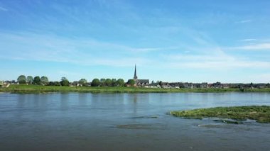 Sully sur Loire Kilisesi Avrupa 'da, Fransa' da, Merkez Bölgede, Loiret 'te, yazın, güneşli bir günde.