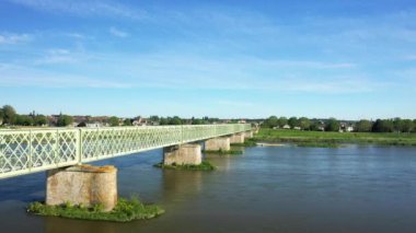 Loire, Avrupa 'da Sully sur Loire köprüsünün altında, Fransa' da, Merkez Bölgesinde, Loiret 'te, yazın, güneşli bir günde..
