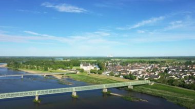 Sully sur Loire kasabası Avrupa 'da Loire' ın kıyısında, Fransa 'da, Merkez bölgesinde, Loiret' de, yazın güneşli bir günde..