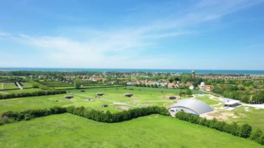 Büyük Meteor ve Varlaam Manastırı, güneşli bir sonbaharda Avrupa, Yunanistan ve Teselya 'daki kayalıklarının üzerinde..