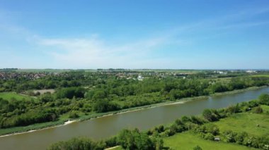 Yazın güneşli bir günde Avrupa, Yunanistan ve Epirus 'ta bulutların altındaki Ioannina adası.