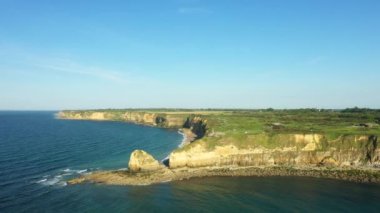 Ortaçağ kulesinin bir kalıntısı. Avrupa 'daki Alpler' in dağları arasında, İtalya 'daki Aosta Vadisi' nde, güneşli bir günde.