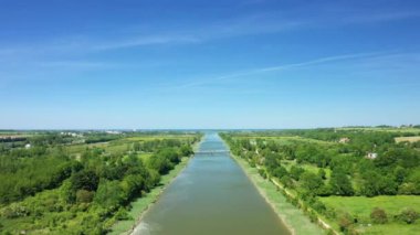 Bac Son Köyü, Karst Dağları, Asya, Kuzey Vietnam 'daki yeşil pirinç tarlalarının arasında güneşli bir yaz günü, Hanoi' ye doğru..