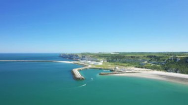 Antifer 'in Avrupa, Fransa ve Normandiya' daki Norman kayalıklarının eteklerindeki limanı yazın güneşli bir günde Etretat 'a doğru..