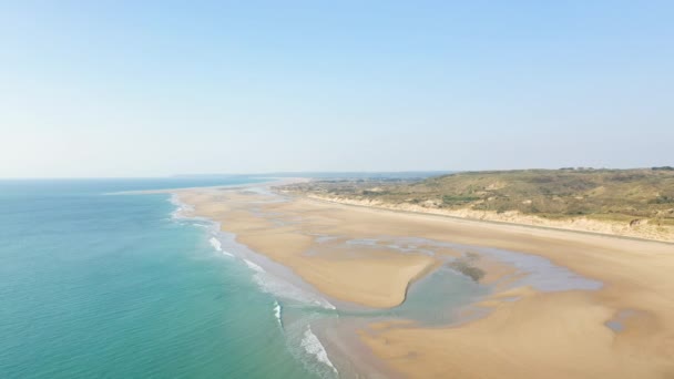 Praia Antiga Igreja Seu Mar Azul Turquesa Europa França Normandia — Vídeo de Stock