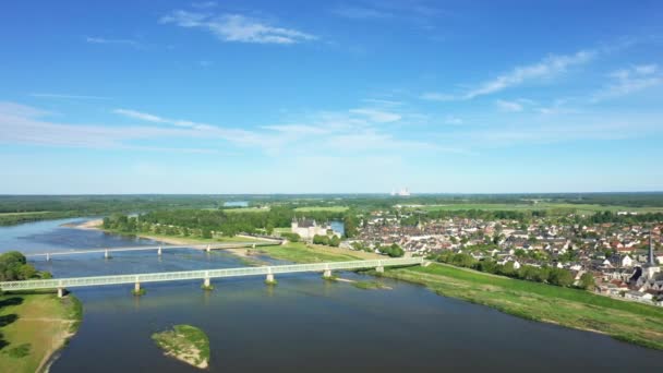 在一个阳光明媚的夏天 在欧洲的卢瓦尔河畔的卢瓦尔河畔的卢瓦尔河畔的卢瓦尔河畔的卢瓦尔河畔 — 图库视频影像