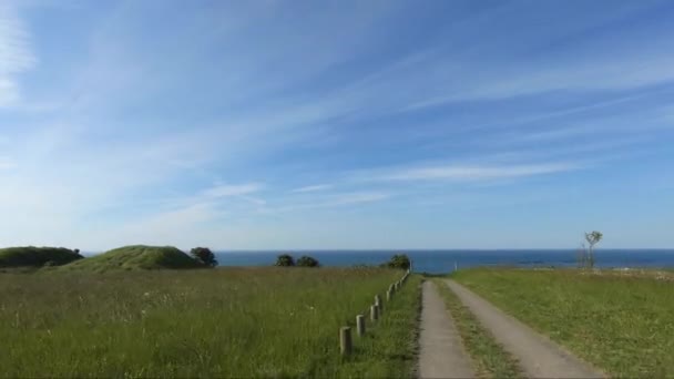 Rijstvelden Het Water Een Paar Boerenhuizen Aan Voet Van Karstkliffen — Stockvideo