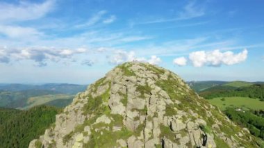 Mont de Gerbier de Jonc, yazın güneşli bir günde Avrupa, Fransa ve Ardeche 'nin yeşil kırsalının ortasında..