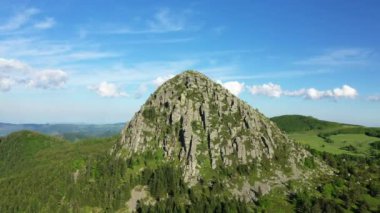 Mont de Gerbier de Jonc, güzel Ardeche kırsalında Avrupa, Fransa, Ardeche, yazın güneşli bir günde.