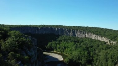 Fransa, Avrupa 'daki Gorges de Ardeche' nin yemyeşil kırsalında güneşli bir yaz günü.