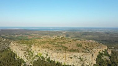 Yazın güneşli bir günde, Avrupa, Fransa, Occitanie, Pyrenees Orientales 'deki Opoul Perillos kayalık platosundaki kale..