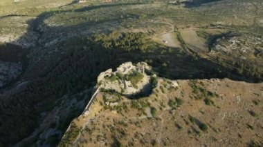 Ortaçağ Opoul Perillos şatosu Avrupa, Fransa, Occitanie, Pirenes Orientales, yazın güneşli bir günde.