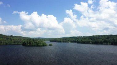 Settons Gölü ve onun Avrupa, Fransa, Burgundy, Nievre, Morvan 'daki adalarından biri, güneşli bir günde.