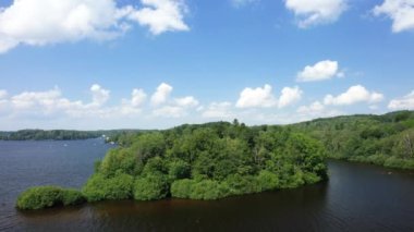 Nivernais Gölü 'nün ortasında yeşil bir ada. Avrupa, Fransa, Burgundy, Morvan' da, güneşli bir günde..