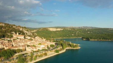 Avrupa, Fransa 'daki Sainte Croix Gölü kıyısındaki geleneksel Bauduen köyü, Provence Alpes Cote dAzur, Var, yazın güneşli bir günde.