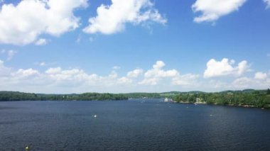 Avrupa 'da, Fransa' da, Burgundy 'de, Nievre' de, Morvan 'da, yazın, güneşli bir günde.