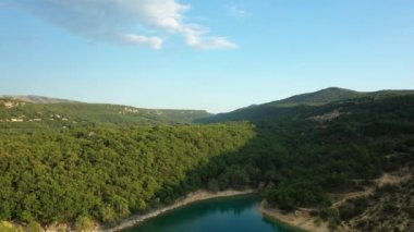 Fransa, Avrupa 'nın yeşil Fransız kırsalının kıyısındaki Lac de Sainte-Croix, Varda, Provence Alpes Cote dAzur, güneşli bir yaz gününde.