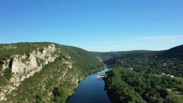 Der Fluss Ardeche Inmitten Der Schluchten Einer Grünen Französischen Landschaft — Stockvideo