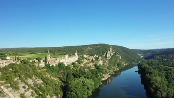 ヨーロッパ フランス 晴れた日の夏にArdeche川の上にAiguzeの中世の村 — ストック動画