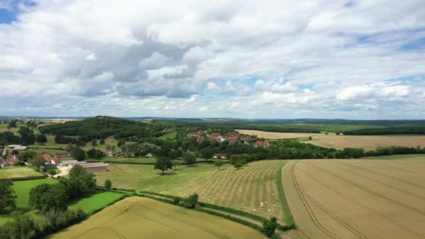 夏の晴れた日にヨーロッパ フランス ブルゴーニュ ニーヴルの田舎の真ん中にある伝統的なフランスの村カンシー ヴァルジー — ストック動画