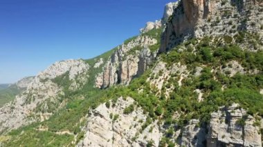 Avrupa, Fransa 'daki Gorges du Verdon' un üzerindeki sarp kayalar, Provence Alpes Cote dAzur, Var 'da, yazın güneşli bir günde.
