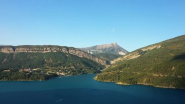 Avrupa, Fransa 'daki Lac de Castillon' un yeşil bankaları, Provence Alpes Cote dAzur, Var, yazın güneşli bir günde.