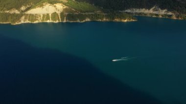 Bir tekne yazın güneşli bir günde Avrupa, Fransa 'da, Provence Alpes Cote dAzur, Var' da Castillon Gölü 'nü geçer..