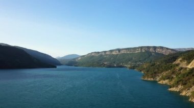 Castillon Gölü, güneşli bir günde Avrupa, Fransa, Provence Alpes Cote dAzur, Var 'da batan güneşle aydınlanır..