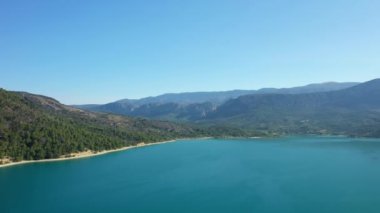 Avrupa, Fransa 'daki Sainte-Croix Gölü üzerindeki yeşil dağlar, Provence Alpes Cote dAzur, Var, yaz mevsiminde güneşli bir günde.