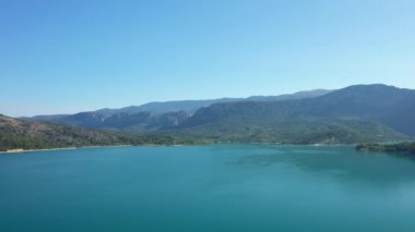Avrupa, Fransa 'daki Sainte-Croix Gölü, Provence Alpes Cote dAzur, Var, yaz mevsiminde güneşli bir günde.