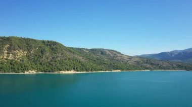 Avrupa, Fransa 'daki Sainte-Croix Gölü, Provence Alpes Cote dAzur, Var' ın yeşil kıyıları güneşli bir günde.