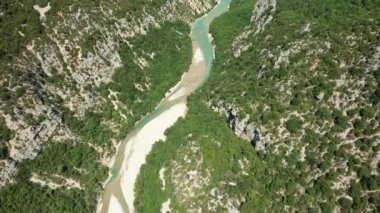 Verdon nehri, yazın güneşli bir günde Avrupa, Fransa, Provence Alpes Cote dAzur, Var 'da yeşil kırsal bölgelerle çevrilidir..