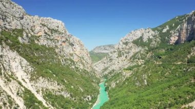 Turkuaz nehri Avrupa, Fransa 'daki görkemli Gorges du Verdon' un ortasında, Provence Alpes Cote dAzur, Var, yazın güneşli bir günde.