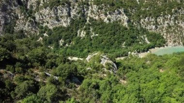 Verdon, Avrupa 'da, Fransa' da yeşil geçitlerin ortasında, Provence Alpes Cote dAzur, Var 'da, yazın, güneşli bir günde.