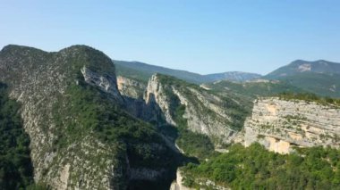 Avrupa, Fransa 'daki Gorges du Verdon çevresindeki dağlar, Provence Alpes Cote dAzur, Var, yaz mevsiminde güneşli bir günde.